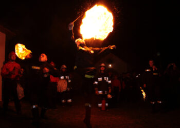 Widowiskowe "bziuki" w Koprzywnicy - Radio Kielce