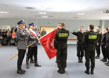 16 nowych policjantów złożyło dziś ślubowanie - Radio Kielce