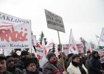 Pikieta związkowców przed Urzędem Wojewódzkim - Radio Kielce