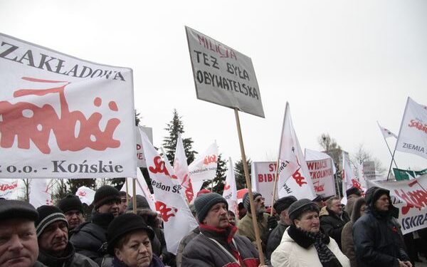 Pikieta związkowców przed Urzędem Wojewódzkim - Radio Kielce