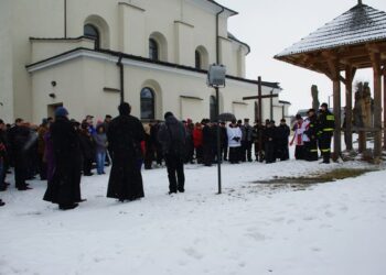 Kilkaset osób uczestniczyło w Drodze Krzyżowej na Święty Krzyż - Radio Kielce