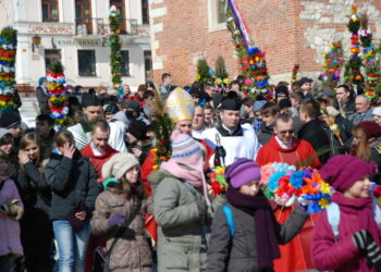Święcenie palm, to jeden z elementów Diecezjalnego Dnia Młodzieży w Sandomierzu - Radio Kielce