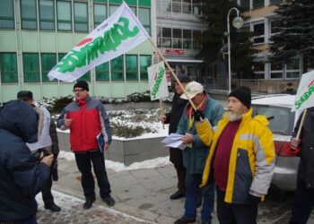 Protest rolników przed siedzibą Świętokrzyskiego Urzędu Wojewódzkiego - Radio Kielce