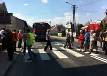 Mieszkańcy Opatowa protestowali przeciwko wstrzymaniu budowy obwodnicy - Radio Kielce