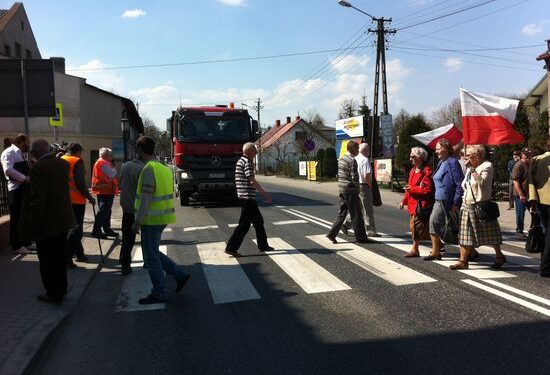 Mieszkańcy Opatowa protestowali przeciwko wstrzymaniu budowy obwodnicy - Radio Kielce