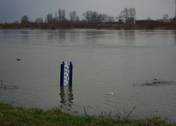 Przekroczone stany alarmowe i ostrzegawcze na świętokrzyskich rzekach - Radio Kielce
