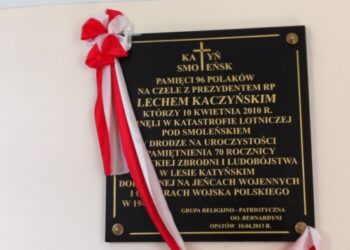 W Opatowie odsłonięto tablicę poświęconą ofiarom katastrofy smoleńskiej - Radio Kielce