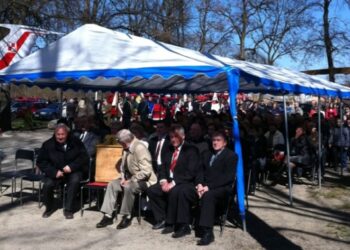 W Byszowie upamiętniono ofiary zbrodni katyńskiej i katastrofy smoleńskiej - Radio Kielce