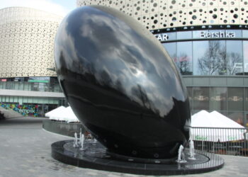 Fontanna przy Galerii Korona zmieniła kolor - Radio Kielce