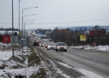 Mieszkańcy ulicy Sukowskiej protestowali i utrudniali ruch na miejskim odcinku drogi krajowej nr 73 - Radio Kielce