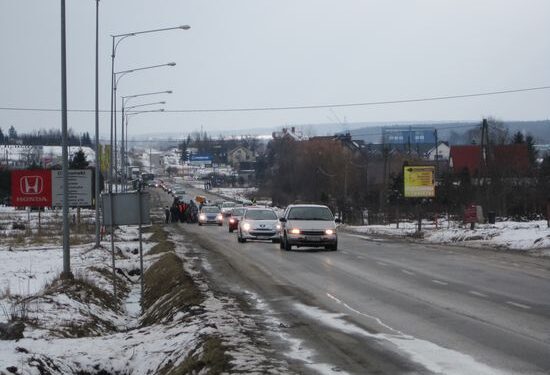 Mieszkańcy ulicy Sukowskiej protestowali i utrudniali ruch na miejskim odcinku drogi krajowej nr 73 - Radio Kielce