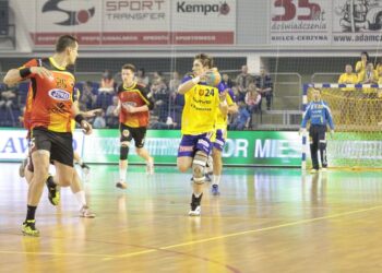 Piłka ręczna: Formalności stało się zadość. Vive w najlepszej "czwórce" ligi - Radio Kielce