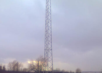 Maszt w Świętej Katarzynie stanął nielegalnie - Radio Kielce