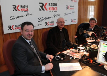 Podpisanie umowy na odbudowę wieży kościelnej na Świętym Krzyżu - Radio Kielce