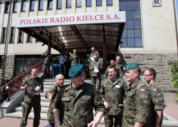 Oficerowie uczestniczący w Międzynarodowym Kursie Obserwatorów Wojskowych ONZ w Radiu Kielce - Radio Kielce