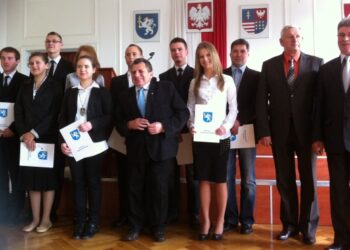 Uzdolniona młodzież z powiatu jędrzejowskiego otrzymała stypendia - Radio Kielce