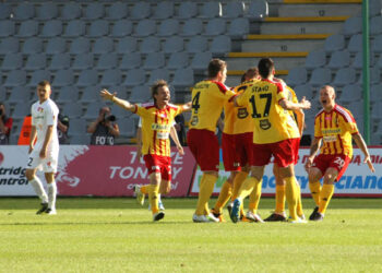 Piłka nożna: Rekordowe zwycięstwo Korony. Złamana noga Korzyma - Radio Kielce