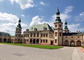 Dziedziniec przez Pałacem Biskupów Krakowskich będzie taki jak dawniej - Radio Kielce