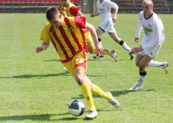 Piłka nożna: Remis Młodej Korony po pasjonującym meczu - Radio Kielce