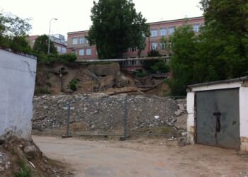 Właściciele garaży przy ul. Polnej w Ostrowcu domagają się ich odbudowy - Radio Kielce