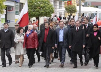 Pochody lewicy przeszły ulicami Kielc i Ostrowca - Radio Kielce