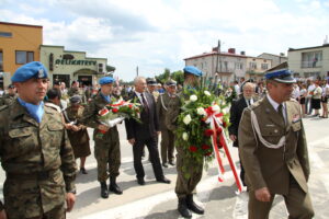 Złożenie wieńców przed pomnikiem Jana Piwnika Ponurego / Kamil Król / Radio Kielce