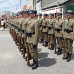 Kompania Honorowa podczas uroczystości na Rynku w Wąchocku / Kamil Król / Radio Kielce