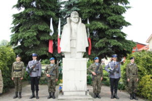 Warta honorowa przed pomnikiem Jana Piwnika Ponurego / Kamil Król / Radio Kielce