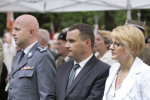 W uroczystościach udział wzięli, od lewej: komendant wojewódzki policji Jarosław Szymczyk, wicewojewoda świętokrzyski Grzegorz Dziubek oraz wiceminister obrony narodowej Beata Oczkowicz / Kamil Król / Radio Kielce