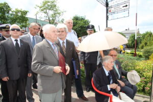 W uroczystości uczesniczyli siostrzeńcy Jana Piwnika Ponurego: Jan Borkowski i Mieczysław Sokołowski oraz żołnierze jego oddziału Zdzisław Rachtan i Bolesław Ciesielski / Kamil Król / Radio Kielce