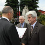 Z rąk Krzysztofa Sikory z MON nominację na stopień pułkownika dla Jana Piwnika odebrali Jan Borkowski i Mieczysław Sokołowski / Kamil Król / Radio Kielce