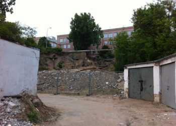 Garaże z osuwiska w Ostrowcu będą przeniesione - Radio Kielce