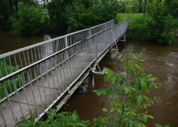 Podwyższony poziom Bobrzy. Dalsze opady mogą spowodować zalanie gminy Sitkówka-Nowiny - Radio Kielce