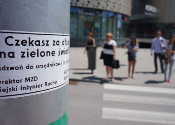 Skrzyżowanie na ul Warszawskiej, na którym pojawiły się wlepki krytykujące długi czas oczekiwania na zmianę sygnalizacji świetlnej / Wojciech Habdas / Radio Kielce