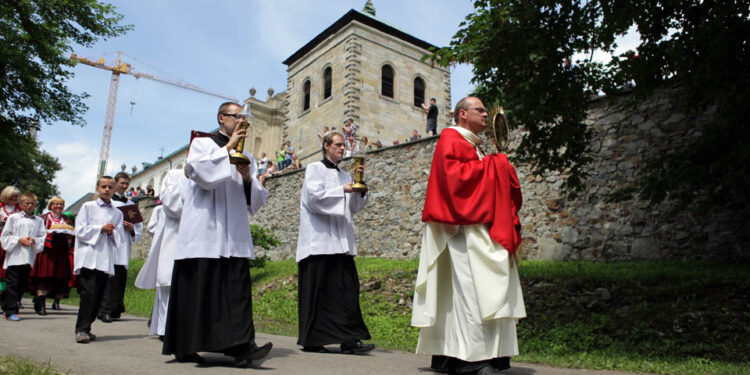 Św. Krzyż - Uroczystość podniesienia do godności bazyliki mniejszej kościoła na Św. Krzyżu / Wojciech Habdas / Radio Kielce