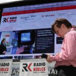 Prezentacja nowej strony WWW Radia Kielce. Staniaław Blinstrub, odpowiedzialny na stronę internetową rozgłośni. / Wojciech Habdas/Radio Kielce