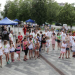 Noc Profilaktyki, zorganizowana przez Komendę Główną Policji w ramach programu „Profilaktyka a Ty”, wspólne wybijanie prawą dłonią  przez 60 sekund rytmu serca ludzi  wolnych od uzależnień. / Wojciech Habdas / Radio Kielce