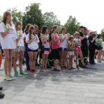 Noc Profilaktyki, zorganizowana przez Komendę Główną Policji w ramach programu „Profilaktyka a Ty”, wspólne wybijanie prawą dłonią  przez 60 sekund rytmu serca ludzi  wolnych od uzależnień. / Wojciech Habdas / Radio Kielce