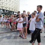 Noc Profilaktyki, zorganizowana przez Komendę Główną Policji w ramach programu „Profilaktyka a Ty”, wspólne wybijanie prawą dłonią  przez 60 sekund rytmu serca ludzi  wolnych od uzależnień. / Wojciech Habdas / Radio Kielce