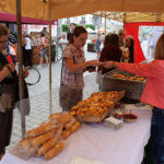 Święto Kielc 2013, Jarmark na ulicy Sienkiewicza. Gorące oscypki z żurawiną. / Wojciech Habdas / Radio Kielce