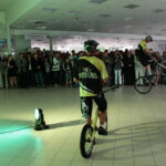 Przedpremierowa prezentacja nowego Suzuki SX4. Efektowny pokaz trialu rowerowego. / Wojciech Habdas / Radio Kielce