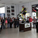 Przedpremierowa prezentacja nowego Suzuki SX4. Efektowny pokaz trialu rowerowego. / Wojciech Habdas / Radio Kielce