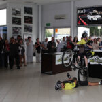 Przedpremierowa prezentacja nowego Suzuki SX4. Efektowny pokaz trialu rowerowego. / Wojciech Habdas / Radio Kielce