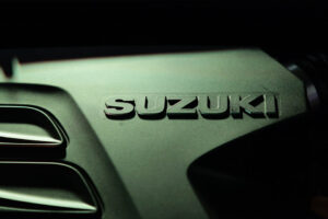 Przedpremierowa prezentacja nowego Suzuki SX4. Pokrywa silnika. / Wojciech Habdas / Radio Kielce