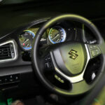 Przedpremierowa prezentacja nowego Suzuki SX4. Na wyposażeniu samochodu - kierownica wielofunkcyjna. / Wojciech Habdas / Radio Kielce