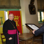 Ordynariusz diecezji kieleckiej biskup Kazimierz Ryczan otrzymał tytuł Honorowego Obywatela Kielc / Kamil Król / Radio Kielce