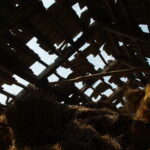 Ten dach stodoły nie zabezpieczy już plonów / Paweł Klepka / Radio Kielce