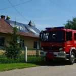 Straż pożarna zabezpiecza zniszczony dach / Paweł Klepka / Radio Kielce