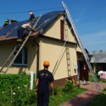 Straż pożarna zabezpiecza zniszczony dach / Paweł Klepka / Radio Kielce