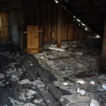 Części dachu spadały tez do pomieszczeń gospodarczych. / Paweł Klepka / Radio Kielce